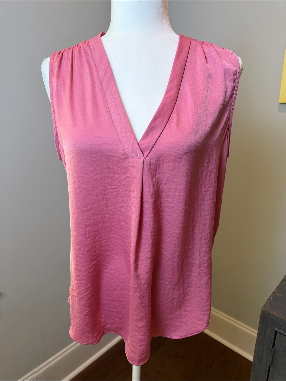 Vince Camuto Sleeveless V-Neck Blouse in Rose Pink. Size Small.